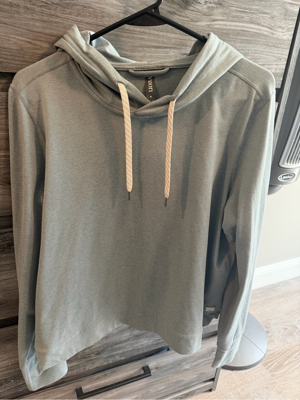 Vuori Halo essential Women’s  Sage Green Hoodie slightly cropped